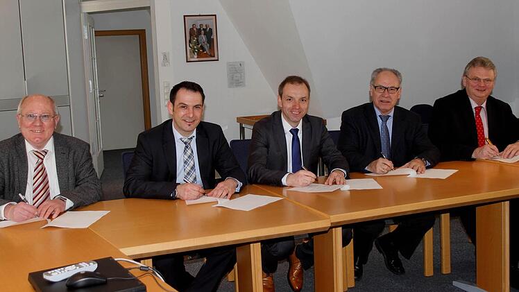Mit ihrer Unterschrift besiegelten sie den Zusammenschluss (von links): die Bürgermeister Egon Eck (Gädheim; CWG), Holger Baunacher (Wonfurt), Matthias Schneider (Theres; CSU), Rudi Eck (Haßfurt; parteilos) und Erich Stubenrauch (Königsberg; FW). Foto: Günther Geiling