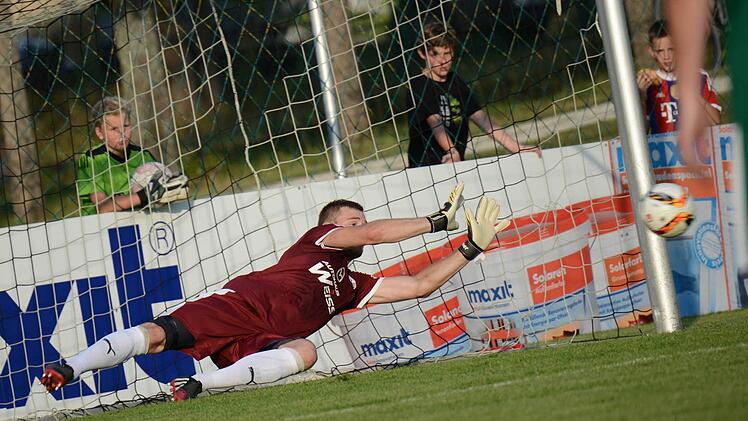 Neudrossenfelds Torwart Tobias Grüner ahnt bei Dominik Schorns Elfmeter die Ecke und rettet seinem Team das 1:0. Foto: Alexander Muck