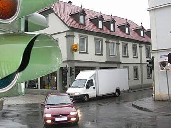 Seit 2007 ist die Ampelanlage an der Bamberger Straße in Eltmann abgeschaltet. Mittlerweile ist sie nicht mehr funktionstüchtig und für die Stadt wie die Bürger ein Ärgernis, wie in der Bürgerversammlung am Dienstag deutlich wurde. Foto: Sabine Weinbeer