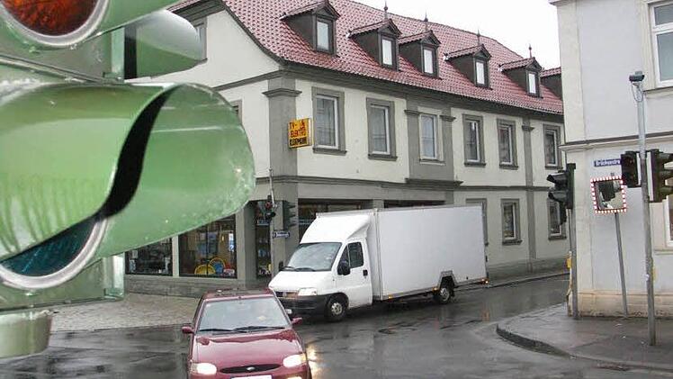 Seit 2007 ist die Ampelanlage an der Bamberger Straße in Eltmann abgeschaltet. Mittlerweile ist sie nicht mehr funktionstüchtig und für die Stadt wie die Bürger ein Ärgernis, wie in der Bürgerversammlung am Dienstag deutlich wurde. Foto: Sabine Weinbeer