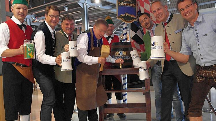 OB Henry Schramm war sichtlich erleichtert, dass der Anstich geklappt hat. Die Brauerei-Verantwortlichen und die Büttner erhoben derweil die Krüge.