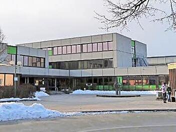 Am 10. April beginnt die energetische Sanierung des Schulgebäudes. Der Schulverband Neuenmarkt-Wirsberg hat Aufträge mit einer Gesamtsumme von 816 000 Euro vergeben. Foto: Werner Reißaus