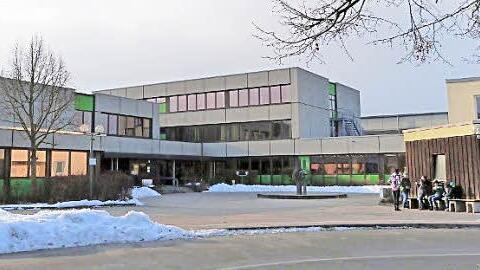 Am 10. April beginnt die energetische Sanierung des Schulgebäudes. Der Schulverband Neuenmarkt-Wirsberg hat Aufträge mit einer Gesamtsumme von 816 000 Euro vergeben. Foto: Werner Reißaus