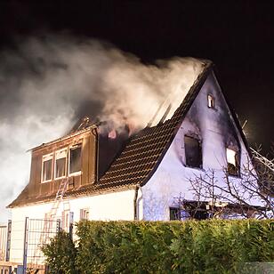 Wohnhaus wird durch Blitzschlag ein Raub der Flammen - Bewohner können sich rechtzeitig retten - Brand hält rund 100 Feuerwehrleute in Atem