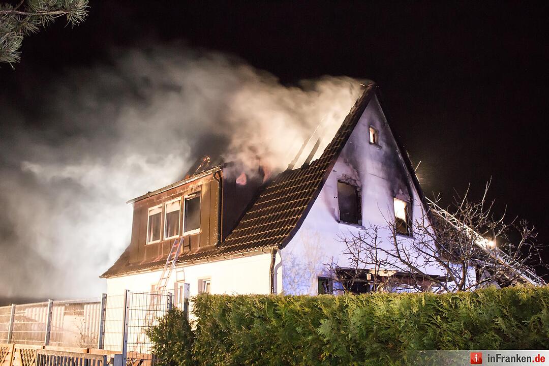 Wohnhaus wird durch Blitzschlag ein Raub der Flammen - Bewohner können sich rechtzeitig retten - Brand hält rund 100 Feuerwehrleute in Atem