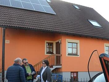 Bei Familie Wolfgang und Claudia Baumann in Knellendorf dreht sich alles um Solarstrom. Das Elektromobil vom gemeinnützigen Verein Energievision Frankenwald konnte damit bereits geladen werden.  Foto: K.-H. Hofmann