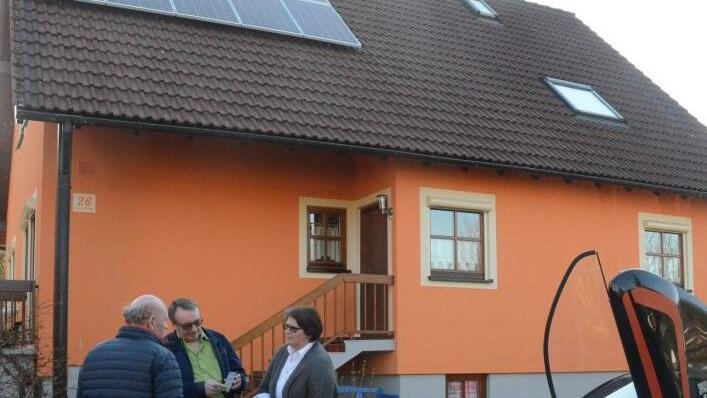 Bei Familie Wolfgang und Claudia Baumann in Knellendorf dreht sich alles um Solarstrom. Das Elektromobil vom gemeinnützigen Verein Energievision Frankenwald konnte damit bereits geladen werden.  Foto: K.-H. Hofmann