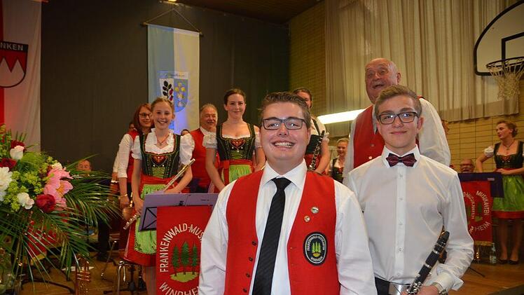 Sie waren, unter anderem, Protagonisten beim Pfingstkonzert. Ferdinand Schmitt (hinten) und Stephan Schmidt als Dirigenten der Frankenwald Musikanten sowie Samuel Neubauer (rechts) als humorvoller Mundart-Moderator. Foto: Karl-Heinz Hofmann