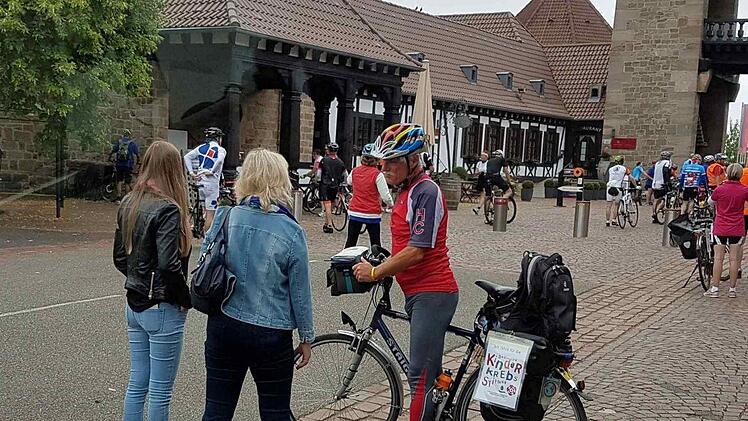 Werner Tetsch ist im Gespr&auml;ch vor dem Deutschen Weintor in Bad Bergzabern. Foto: privat