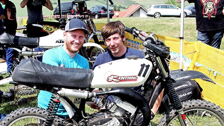 Hier wird noch geschraubt: Das Team "Bordwendt Motorsport" mit Lukas Dietz (l.) und Alexander Precht belegten am Ende Rang 3.