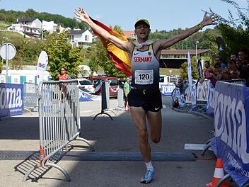 Geschafft: Alexander Dautel kommt als Zwölfter der 100-Kilomter-Weltmeisterschaft in Kroatien im Ziel an.