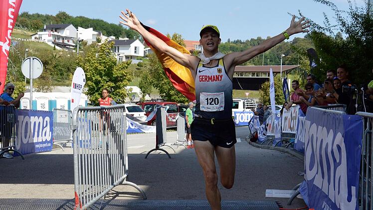Geschafft: Alexander Dautel kommt als Zwölfter der 100-Kilomter-Weltmeisterschaft in Kroatien im Ziel an.