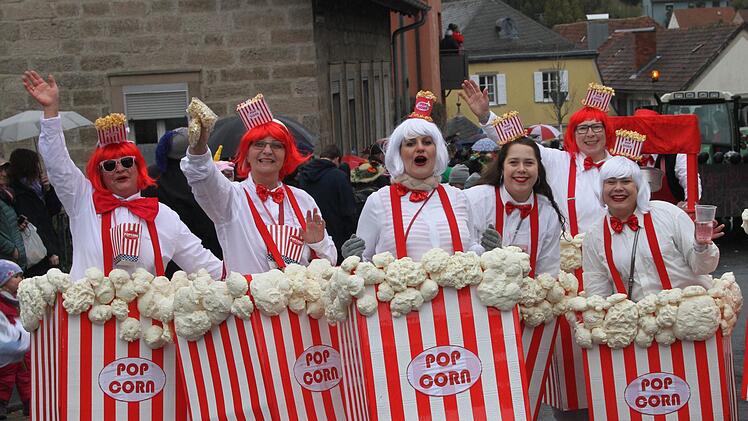 Tolle Gruppe: die laufenden Popcorn-Tüten