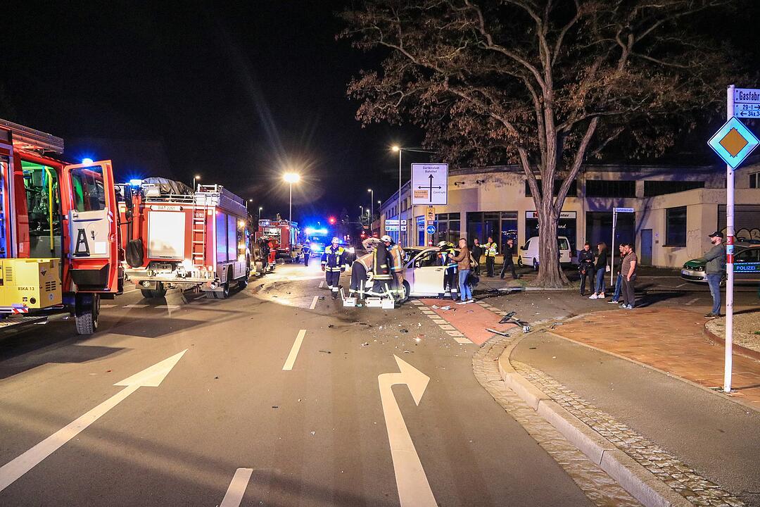Bamberg: Auto kracht in Taxi - Verursacher flüchtet und lässt Verletzte zurück