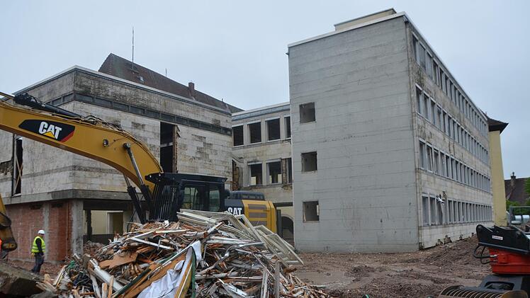 Das Rathaus aus den 60-er Jahren ist bereit für seinen endgültigen Abbruch.  Fotos: Bernhard Panzer