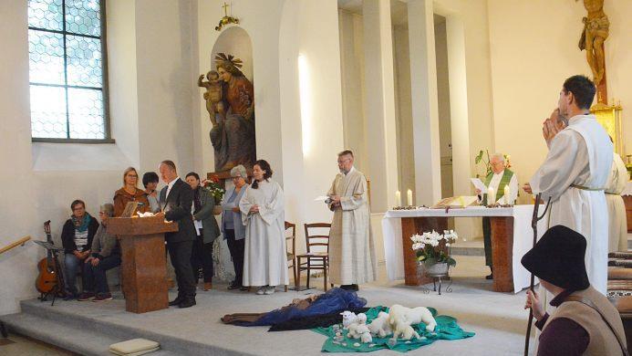 Die Fürbitten waren ganz auf das Thema vom "guten Hirten" abgestimmt. Vorgetragen wurden sie von Betreuerinnen und Rainer Waldvogel, dem Gesamtleiter der Einrichtung Maria Bildhausen. Foto: Hanns Friedrich