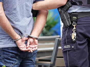 Ein Streit in einer Kulmbacher Spielothek eskalierte: Dem Angeklagten, der einem anderen Mann einen Fu&szlig;tritt ins Gesicht verpasst haben soll, droht eine mehrj&auml;hrige Gef&auml;ngnisstrafe. Der Gesch&auml;digte zog sich einen Jochbeinbruch zu. Symbolfoto: Johannes Neudecker/dpa