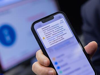Probealarm auf einem Smartphone an einem Warntag