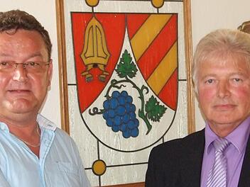 Bernhard Stark (links) wurde in Ramsthal durch Bürgermeister Franz Büttner als Gemeinderat vereidigt.  Foto: Andreas Lomb