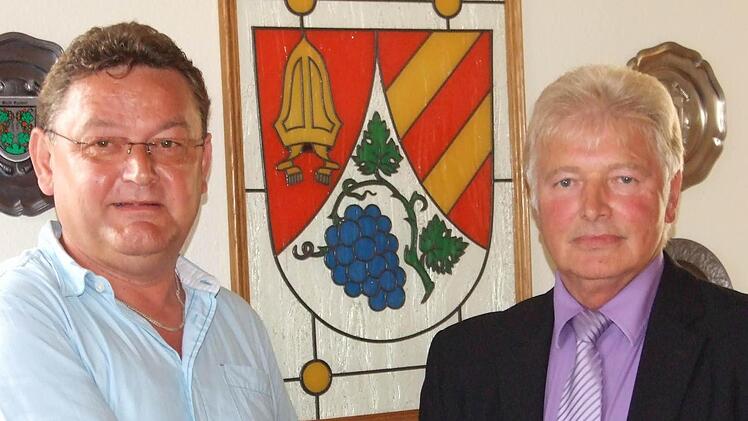 Bernhard Stark (links) wurde in Ramsthal durch Bürgermeister Franz Büttner als Gemeinderat vereidigt.  Foto: Andreas Lomb