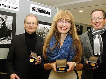 Gold gab es für die drei Erstplatzierten des Blende-Wettbewerbs: Hans Hager, Katharina Anders und Martin Koslowsky (links) haben die Jury überzeugt. Foto: Dagmar Besand