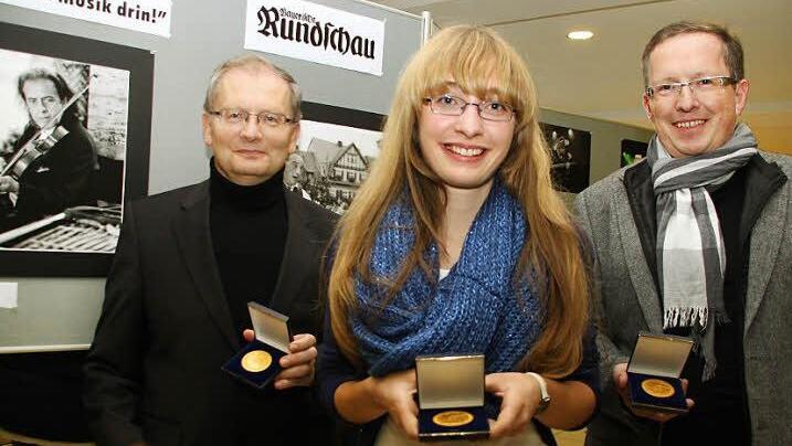 Gold gab es für die drei Erstplatzierten des Blende-Wettbewerbs: Hans Hager, Katharina Anders und Martin Koslowsky (links) haben die Jury überzeugt. Foto: Dagmar Besand