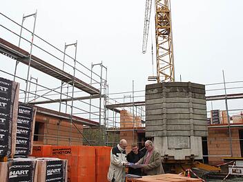 Für über eine Million Euro wird in Mainleus günstiger Wohnraum geschaffen. Noch ist es eine Großbaustelle, doch bereits am 1. Juni 2014 sollen die Wohnhäuser einzugsfertig sein. Über die Baustelle informieren sich (von links) Ingenieur Michael Schneider, Ronny Thater von der Gemeinde und Bürgermeister Dieter Adam (FW). Fotos: Jürgen Gärtner