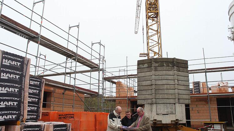 Für über eine Million Euro wird in Mainleus günstiger Wohnraum geschaffen. Noch ist es eine Großbaustelle, doch bereits am 1. Juni 2014 sollen die Wohnhäuser einzugsfertig sein. Über die Baustelle informieren sich (von links) Ingenieur Michael Schneider, Ronny Thater von der Gemeinde und Bürgermeister Dieter Adam (FW). Fotos: Jürgen Gärtner
