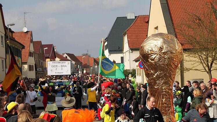 Fußballfieber: Der FC Poppenlauer kennt schon die Teilnehmer des Endspiels und den Endstand.  Fotos: Thomas Malz