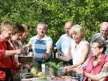 Gemeinsames Essen im Luftbad mit selbst Zubereitetem macht den Mitgliedern des Kneippvereins Spaß. Foto: Helke Renner