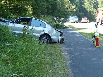 Die Unfallstelle im Wald zwischen Haßfurt und Knetzgau: Im Graben landete der Wagen des Unfallverursachers. Dahinter blieb das Fahrrad des getöteten Radlers ebenfalls im Straßengraben liegen. Der Autofahrer wure jetzt am Amtsgericht Haßfurt verurteilt.  Foto: Klaus Schmitt/Archiv