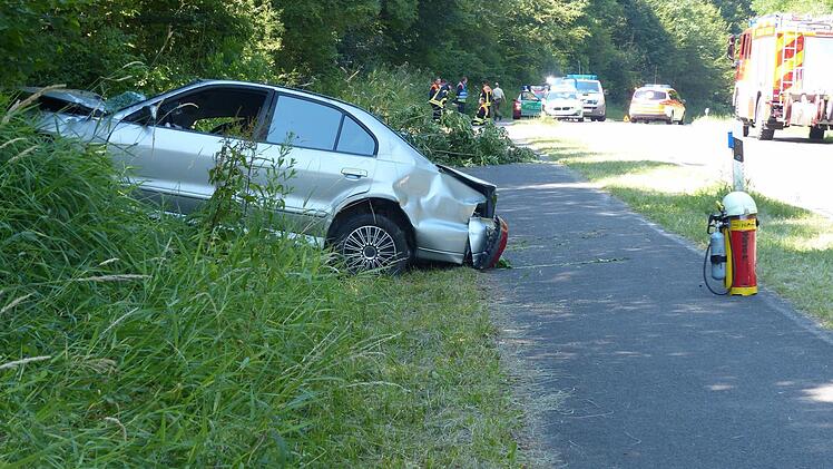 Die Unfallstelle im Wald zwischen Haßfurt und Knetzgau: Im Graben landete der Wagen des Unfallverursachers. Dahinter blieb das Fahrrad des getöteten Radlers ebenfalls im Straßengraben liegen. Der Autofahrer wure jetzt am Amtsgericht Haßfurt verurteilt.  Foto: Klaus Schmitt/Archiv