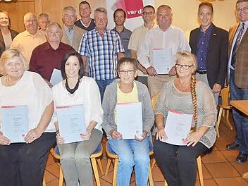 Die Jubilare von Verdi: Mit im Bild ist die Geschäftsführerin von Verdi Oberfranken-West, Doris Stadelmeyer (hinten links), und (von rechts) Wolfgang Schmitt, Ortsvorsitzender von Verdi Kronach und Mathias Eckardt, der DGB-Regionsgeschäftsführer von Oberfranken.  Foto: K.- H. Hofmann