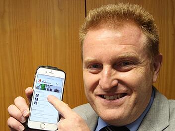 Auch für Tablets und Smartphones ist der neue Maßbacher Internet-Auftritt gut geeignet. Bürgermeister Matthias Klement betont die Benutzerfreundlichkeit.  Fotos: Dieter Britz