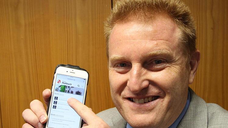 Auch für Tablets und Smartphones ist der neue Maßbacher Internet-Auftritt gut geeignet. Bürgermeister Matthias Klement betont die Benutzerfreundlichkeit.  Fotos: Dieter Britz