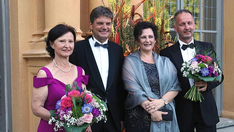 FAU-Pr&auml;sident Hornegger mit seiner Frau und Ursula Ertl, Organisatorin des Schlossgartenfestes sowie Nobert N&auml;gel, der f&uuml;r die Gastronomiebetriebe verantwortlich ist Foto: Pascale Ferry
