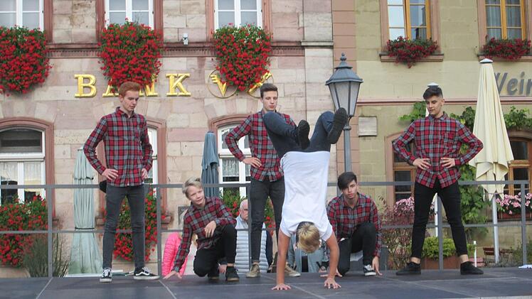 Breakdancer der Tanzschule Pelzer zeigten zum Auftakt der Langen Einkaufsnacht ihr Können. Foto: Winfried Ehling