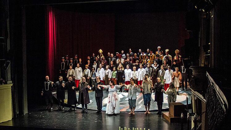 Reichlich Applaus gab es für die Premiere von Puccinis "Tosca" am Samstag im Coburger Landestheater.Foto: Jochen Berger