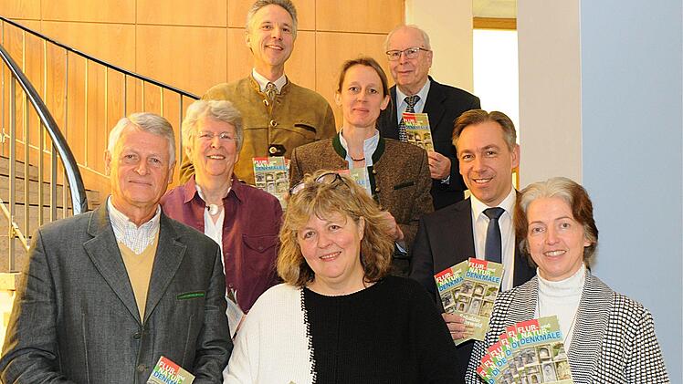 Aufwertung für die "grüne Lunge" Erlangens: Jörg Langer, Pia Tempel-Meinetsberger und Brigitte Meyer (vorne, von links) sowie (dahinter, von links) Gerhild Fabian, Peter Pröbstle, Ruth Dirsch, Dietrich Puschmann und Landrat Alexander Tritthart mit der neuen BroschüreFoto: privat
