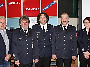 Bürgermeister Thomas Leiner (links) und stellvertretende. Kommandantin Alexandra Müller gratulierten zur Vereinsehrennadel (weiter von links): Gerhard Fels, Mario Rösner und Jochen Nürnberger. Bernd Czelustek
