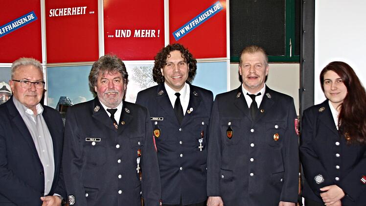 Bürgermeister Thomas Leiner (links) und stellvertretende. Kommandantin Alexandra Müller gratulierten zur Vereinsehrennadel (weiter von links): Gerhard Fels, Mario Rösner und Jochen Nürnberger. Bernd Czelustek