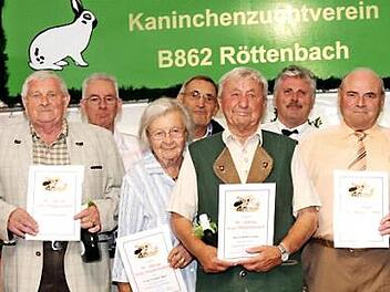 Die geehrten Gründungsmitglieder mit Zweitem Vorsitzenden Harald Wahl (l.), Norbert Holzmann (5. v. r.) und Ludwig Wahl (r.) Foto: J. Blum