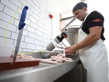 Eine nach der anderen: Mit einer normalen Ladung aus dem Kutter füllt Höring-Chef Robert Bayerkuhnlein fast 700 Bratwürste. Foto: Marian Hamacher