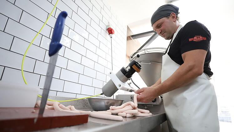 Eine nach der anderen: Mit einer normalen Ladung aus dem Kutter füllt Höring-Chef Robert Bayerkuhnlein fast 700 Bratwürste. Foto: Marian Hamacher