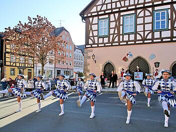 Die Elferratsgarde begeisterte die Zuschauer bei der Faschings-Eröffnung auf dem Münnerstädter Marktplatz mit einigen Tänzen.  Fotos: Dieter Britz