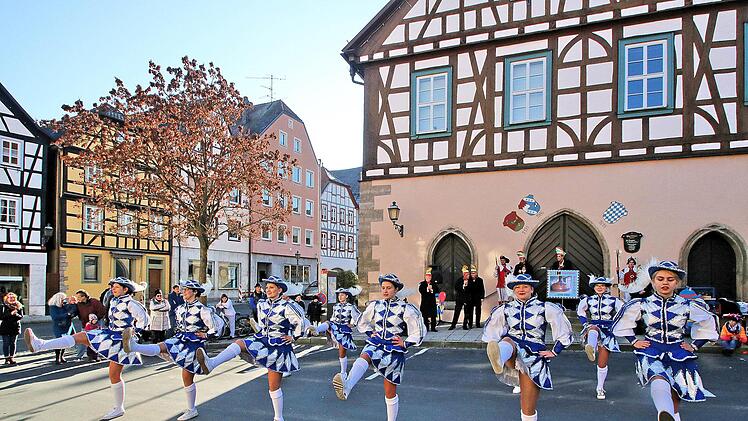 Die Elferratsgarde begeisterte die Zuschauer bei der Faschings-Eröffnung auf dem Münnerstädter Marktplatz mit einigen Tänzen.  Fotos: Dieter Britz