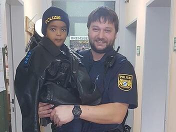 F&uuml;r den Zweij&auml;hrigen war der Aufenthalt auf der Polizeiwache ein echtes Erlbenis. Foto: Polizei Marktredwitz