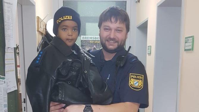 F&uuml;r den Zweij&auml;hrigen war der Aufenthalt auf der Polizeiwache ein echtes Erlbenis. Foto: Polizei Marktredwitz