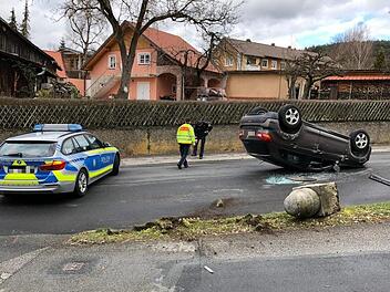 Das Unfallfahrzeug landete auf dem Dach. Foto: Gerwin Lieb