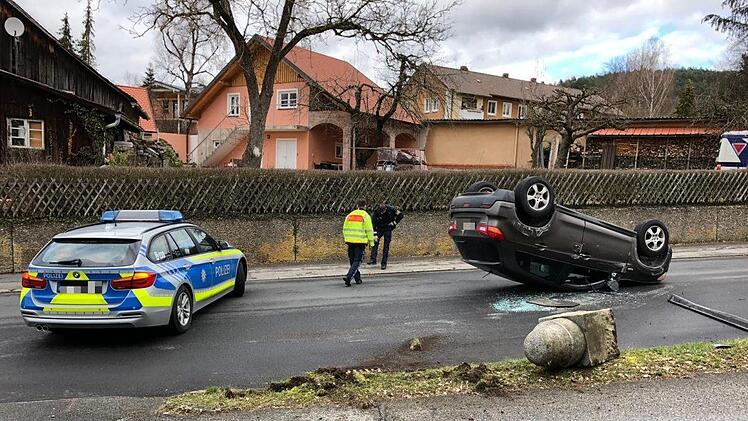 Das Unfallfahrzeug landete auf dem Dach. Foto: Gerwin Lieb